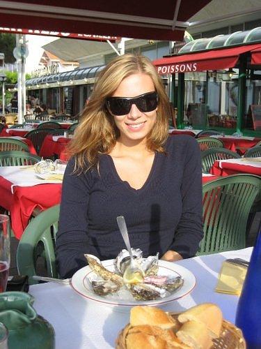liz ready to enjoy her oysters